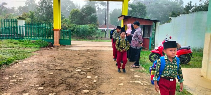 Guru MIN 1 Tebo Bangun Semangat Siswa Lewat Penyambutan Pagi Guru MIN 1 Tebo Bangun Semangat Siswa Lewat Penyambutan Pagi