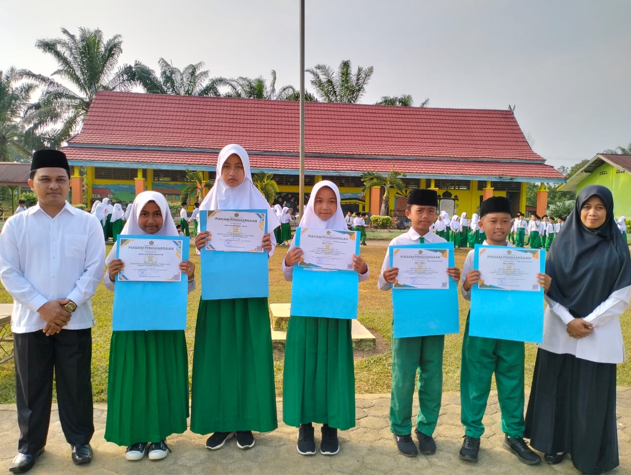 Kepala MIN 1 Tebo Beri Reward Kepada Siswa Juara KSM Kepala MIN 1 Tebo Beri Reward Kepada Siswa Juara KSM