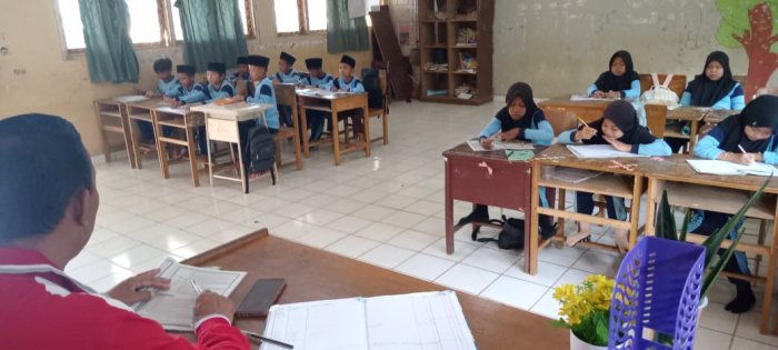Siswa Kelas 5A MIN 1 Tebo Semangat Ikuti Pembelajaran PJOK, Ulas Soal Latihan di Buku LKS Siswa Kelas 5A MIN 1 Tebo Semangat Ikuti Pembelajaran PJOK, Ulas Soal Latihan di Buku LKS