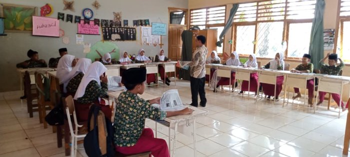 Tunjukkan Semangat Belajar,  Siswa Kelas Tinggi MIN 1 Tebo Ikuti Pembelajaran di Kelas