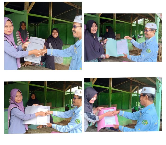 Kepala MIN 1 Tebo Serahkan Sertifikat Produk Halal Kepada Penjual di Kantin Madrasah