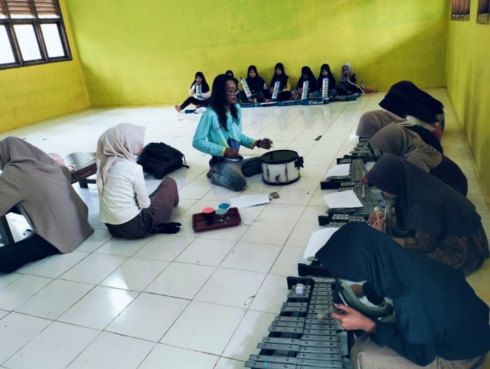 Siswa MIN 1 Tebo Manfaatkan Waktu Libur, Laksanakan Latihan Drumband Bersama Pelatih di Lingkungan Madrasah Siswa MIN 1 Tebo Manfaatkan Waktu Libur, Laksanakan Latihan Drumband Bersama Pelatih di Lingkungan Madrasah