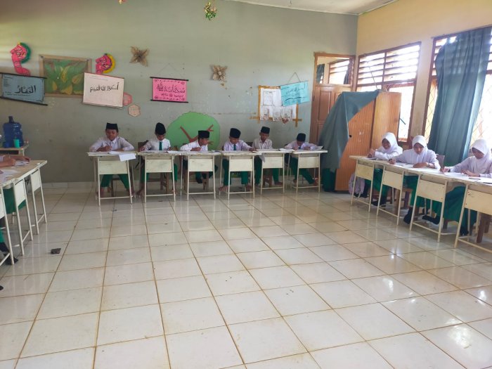 Siswa Kelas VI MIN 1 Tebo Lakukan Simulasi Ujian Madrasah Bersama Wali Kelas