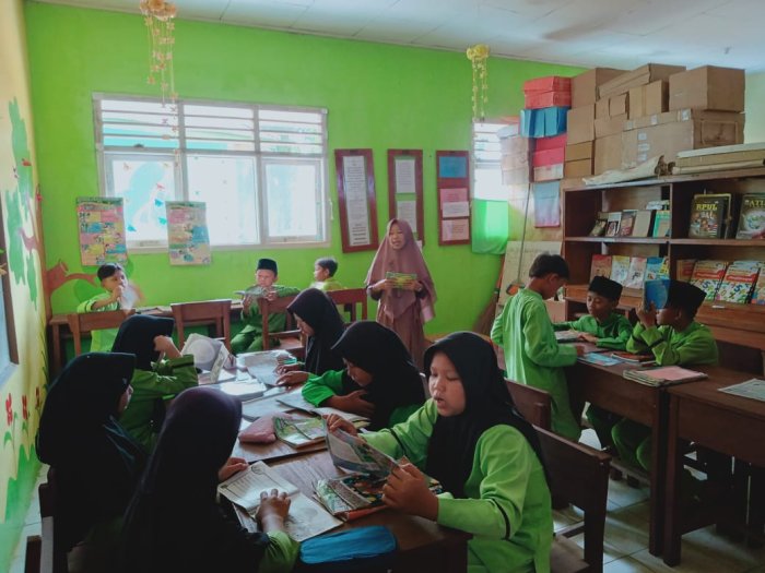 Siswa Kelas 5A Laksanakan Belajar  di Perpustakaan