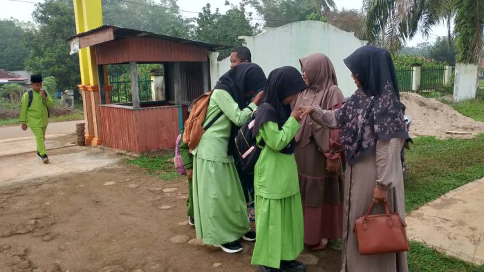 Guru MIN 1 Tebo Sambut Siswa di Gerbang Madrasah