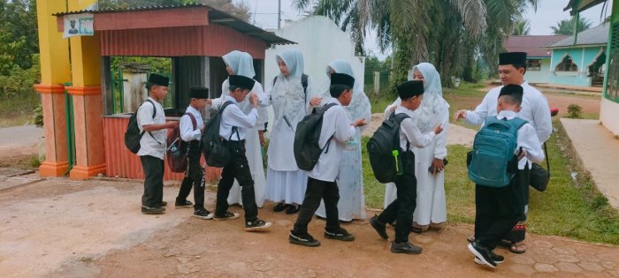 Guru MIN 1 Tebo Laksanakan Piket Sambut Siswa di Gerbang Madrasah