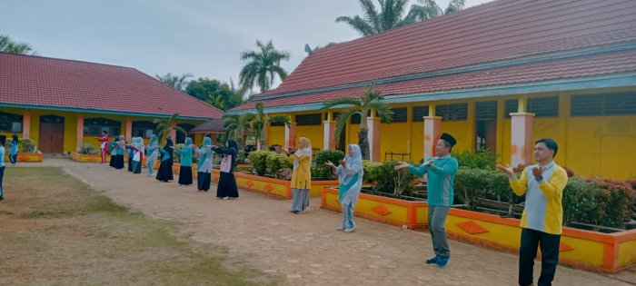 Dewan Guru MIN 1 Tebo Bimbing Siswa Dalam Pembiasaan Senam Rutin Setiap Sabtu Dewan Guru MIN 1 Tebo Bimbing Siswa Dalam Pembiasaan Senam Rutin Setiap Sabtu