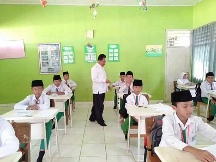 PENGAWAS MADRASAH TINJAU LANGSUNG KEGIATAN UAMBN MIN 1 TEBO PENGAWAS MADRASAH TINJAU LANGSUNG KEGIATAN UAMBN MIN 1 TEBO