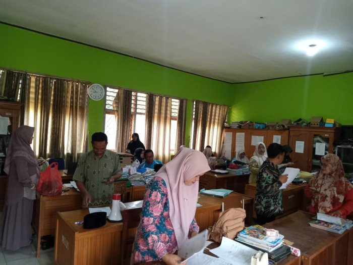 Dewan Guru MIN 1 Tebo Antusias Rampungkan Penyusunan Berkas Pencairan TPG dan Tukin di Madrasah Dewan Guru MIN 1 Tebo Antusias Rampungkan Penyusunan Berkas Pencairan TPG dan Tukin di Madrasah