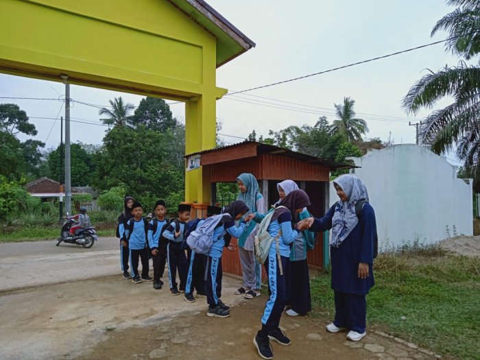 Dewan MIN 1 Tebo Terapkan Pembiasaan Piket Ciptakan Kedisiplinan Siswa Lewat Penyambutan Pagi