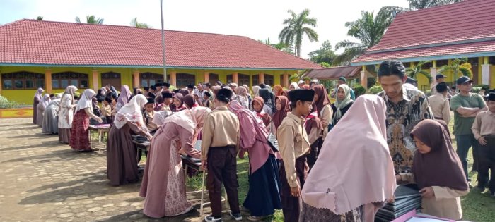Dewan Guru MIN 1 Tebo Sukseskan Pembagian Rapor Tunjukkan Hasil Belajar Kepada Orang Tua