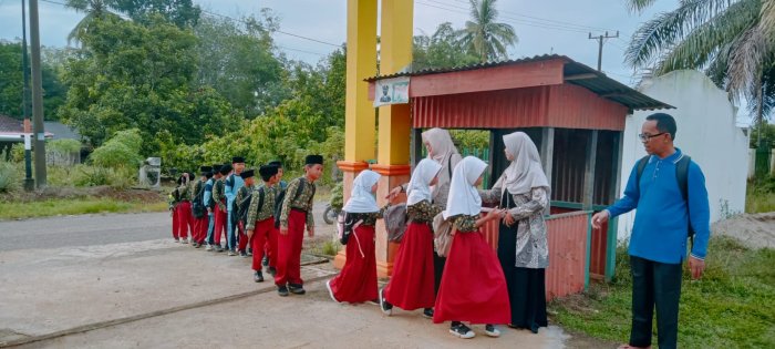 Dewan Guru MIN 1 Tebo Tunjukkan Antusiasme Rutin Laksanakan Penyambutan  Siswa Setiap Pagi