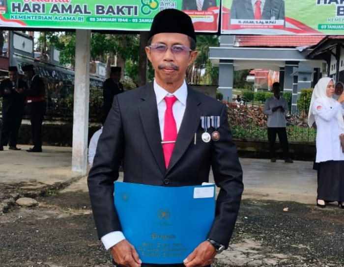 Kepala MIN 1 Tebo Raih Penghargaan Satya Lencana 20 Tahun Pada Peringatan HAB Ke-80 