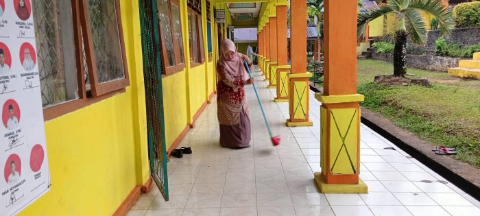 Dewan Guru MIN 1 Tebo Semangat Adakan Rutinitas Jaga Kebersihan Madrasah Setiap Hari Dewan Guru MIN 1 Tebo Semangat Adakan Rutinitas Jaga Kebersihan Madrasah Setiap Hari