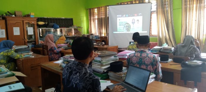 Dewan Guru MIN 1 Tebo Ikuti Sosialisasi KMA 1503 Tahun 2025 Pada Hari Kedua Secara Daring