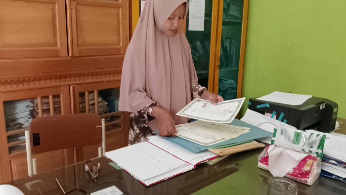 Staf TU MIN 1 Tebo Aktif Hadir di Madrasah Selama Libur Semester Berlangsung