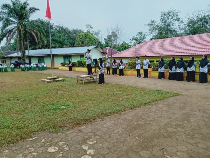 Kepala MIN 1 Tebo Sampaikan Amanat pada Upacara Peringatan Hari Guru Nasional