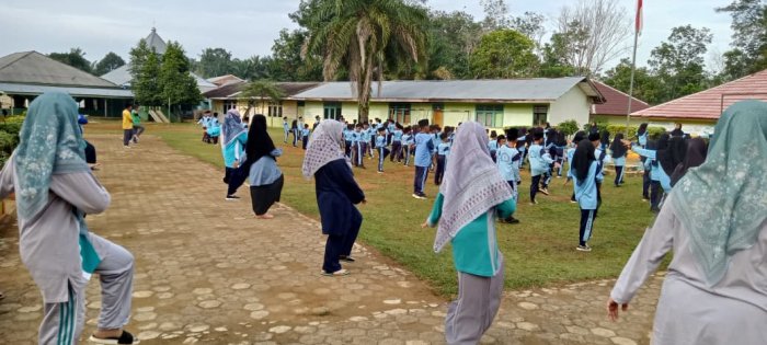 Dewan Guru MIN 1 Tebo Tunjukkan Semangat Ikuti Pembiasaan Senam di Hari Sabtu