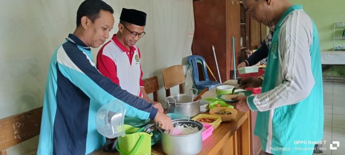 Dewan Guru MIN 1 Tebo Gelar Acara Makan Bersama Pererat Kebersamaan di Lingkungan Madrasah