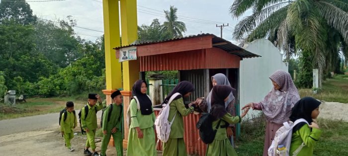 Semangat Pagi, Dewan Guru MIN  1 Tebo Laksanakan Rutinitas Pagi Dalam Pembiasaan Rutin Sambut Siswa