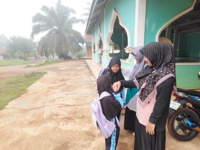 Guru MIN 1 Tebo Rutin Lakukan Piket Pagi Sambut Kehadiran Siswa