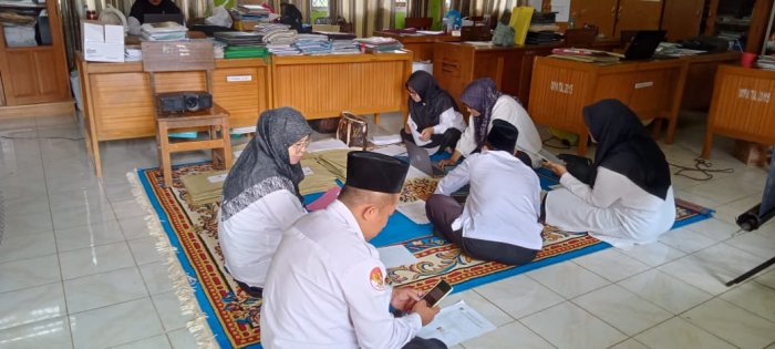Dewan Guru MIN 1 Tebo Antusias Persiapkan Berkas Pencairan di Madrasah Dewan Guru MIN 1 Tebo Antusias Persiapkan Berkas Pencairan di Madrasah