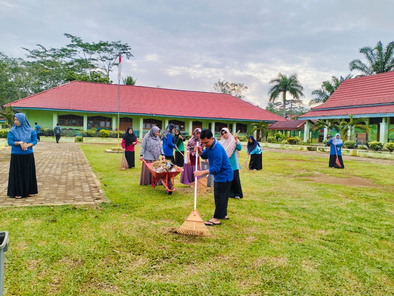 MIN 1 Tebo, Ciptakan Lingkungan Bersih 