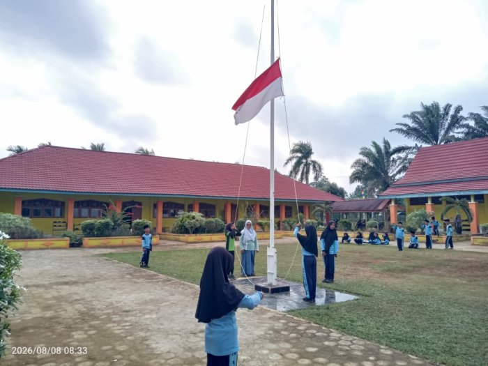 Siswa Kelas IV MIN 1 Tebo Perdana Menjadi Petugas Upacara, Ikuti Latihan Siap Sukseskan Upacara di Hari Senin Siswa Kelas IV MIN 1 Tebo Perdana Menjadi Petugas Upacara, Ikuti Latihan Siap Sukseskan Upacara di Hari Senin