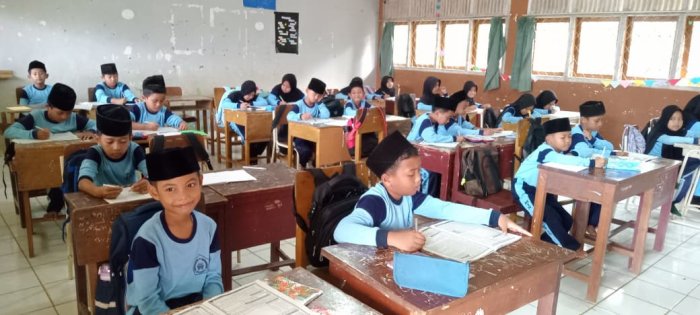 Siswa Kelas Rendah MIN 1 Tebo Ikuti Pembelajaran Serius