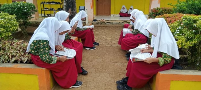 Siswa MIN 1 Tebo Manfaatkan Waktu Istirahat Untuk Kegiatan Belajar Bersama