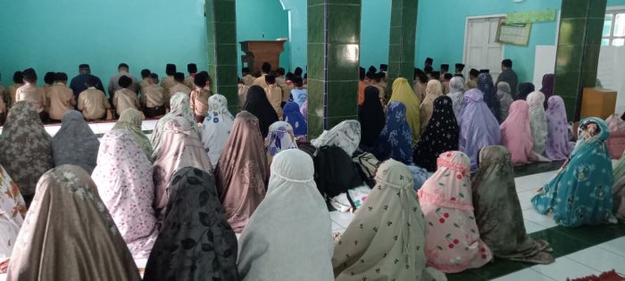 MIN 1 Tebo Rutin Laksanakan Pembiasaan Sholat Dzuhur Berjamaah