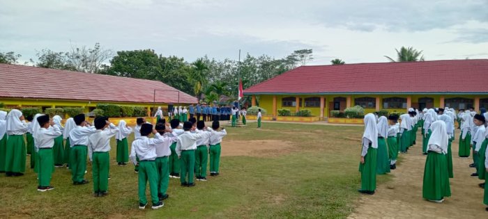 Keluarga Besar MIN 1 Tebo Laksanakan Kegiatan Upacara Kedisiplinan Setiap Senin