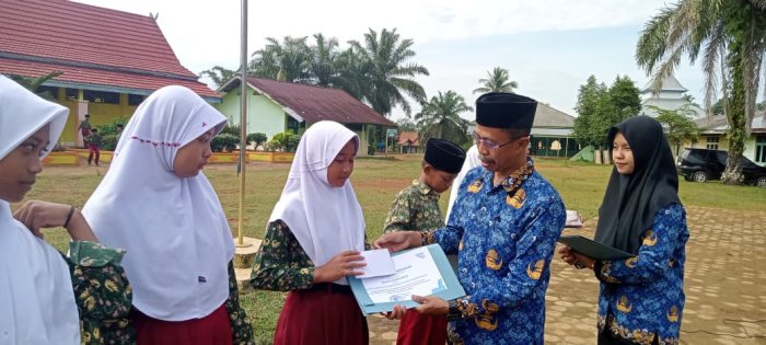 Kepala MIN 1 Tebo Bagikan  Reward Kepada Siswa Berprestasi di Ajang OMI Tingkat Kabupaten