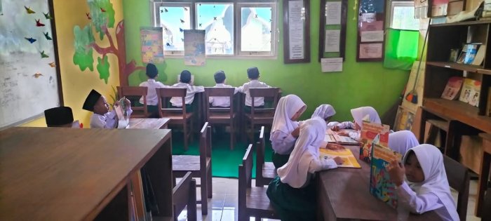 Siswa Kelas Satu MIN 1 Tebo Kunjungi Perpustakaan Madrasah Siswa Kelas Satu MIN 1 Tebo Kunjungi Perpustakaan Madrasah
