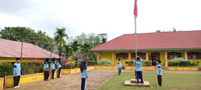 Siswa Kelas 6B  MIN 1 Tebo Gelar Latihan Siapkan Diri Laksanakan Tugas Upacara di Hari Senin