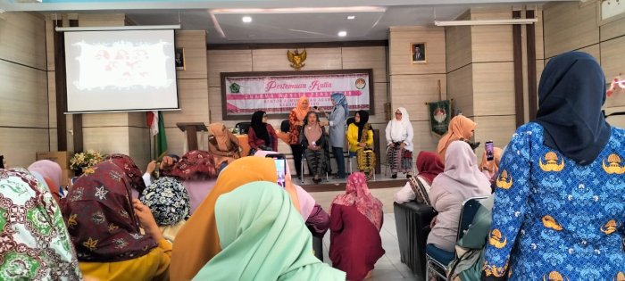 Dewan Guru MIN 1 Tebo Ikuti Lomba Pasang Tekuluk di Acara Dharma Wanita Persatuan
