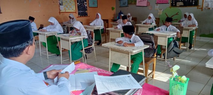 Siswa Kelas Tinggi MIN 1 Tebo Ikuti Ujian Sumatif Semester Ganjil Dengan Semangat