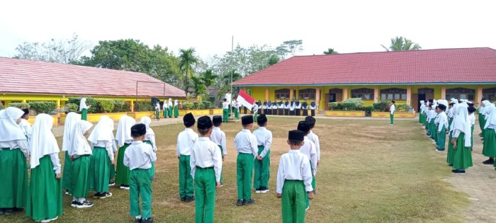 Keluarga Besar MIN 1 Tebo Laksanakan Upacara Bendera Dengan Semangat di Lingkungan Madrasah