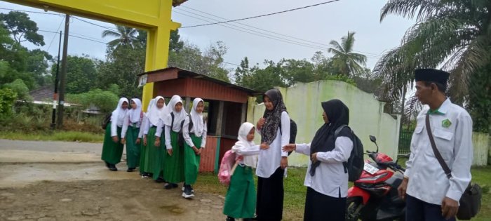 Dewan Guru MIN 1 Tebo Ukir Kekompakan Laksanakan Rutinitas Sambut Siswa Setiap Pagi