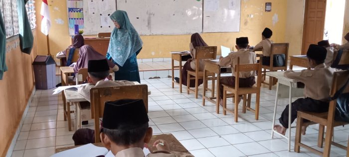 Dewan Guru MIN 1 Tebo Laksanakan Tugas Menjadi Pengawas Pelaksanaan ASAS Dengan Baik