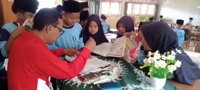 Dewan Guru MIN 1 Tebo Lakukan Penilaian Tugas Siswa di Ruang Kelas
