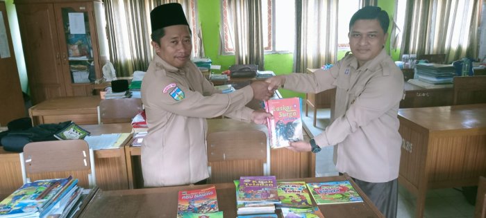 Wali Kelas VI Sumbangkan Buku untuk Perpustakaan MIN 1 Tebo