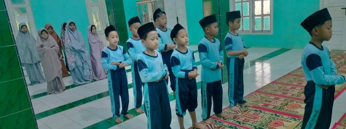 Siswa Kelas III MIN 1 Tebo Rutin Laksanakan Pembiasaan Sholat Dhuha Dengan Penuh Semangat Siswa Kelas III MIN 1 Tebo Rutin Laksanakan Pembiasaan Sholat Dhuha Dengan Penuh Semangat
