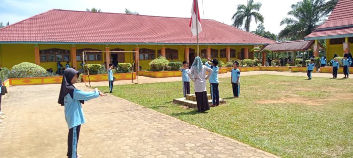 Siswa Kelas 4 MIN 1 Tebo Siapkan Diri Sebagai Petugas Upacara di Hari Senin