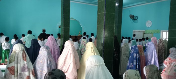 Keluarga MIN 1 Tebo Rutin Gelar Sholat Dzuhur Berjamaah di Masjid Keluarga MIN 1 Tebo Rutin Gelar Sholat Dzuhur Berjamaah di Masjid