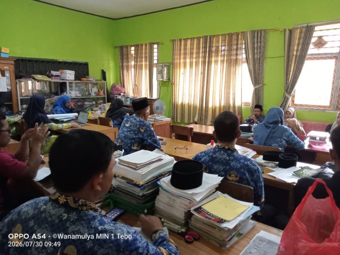 Kepala MIN 1 Tebo Bersama Dewan Guru Gelar Brifing Bersama, Bahas Program dan Kurikulum Berbasis Cinta di Madrasah Kepala MIN 1 Tebo Bersama Dewan Guru Gelar Brifing Bersama, Bahas Program dan Kurikulum Berbasis Cinta di Madrasah