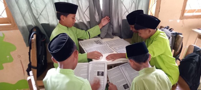 Siswa MIN 1 Tebo Manfaatkan Waktu Istirahat untuk Belajar Bersama di Lingkungan Madrasah