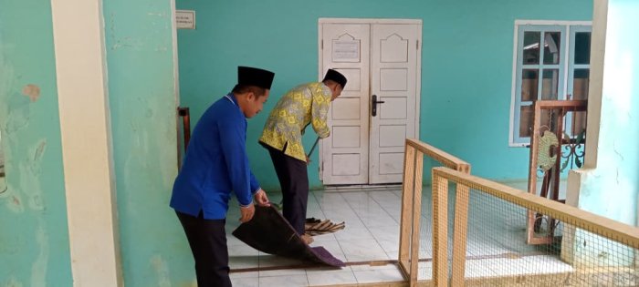 Keluarga Besar MIN 1 Tebo Tingkatkan Kebersihan Lingkungan Madrasah dan Masjid