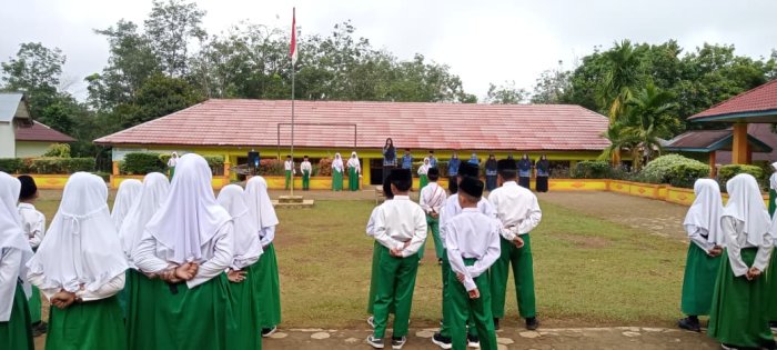 Pembina Upacara MIN 1 Tebo Ajak Siswa Siapkan Diri Hadapi Sumatif Akhir Semester Ganjil
