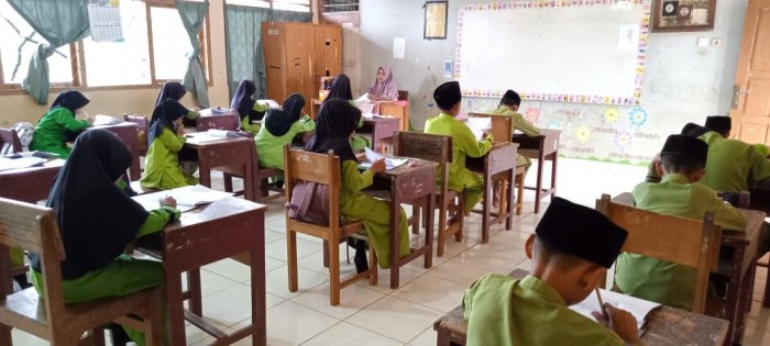 Siswa Kelas Tinggi MIN 1 Tebo Semangat Laksanakan  Sumatif Akhir Semester Ganjil  Hari Kelima